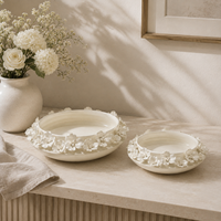 Bol en céramique floral artisanal blanc avec motif floral en relief, idéal comme centre de table décoratif pour console ou table à manger