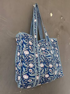 Bolso de Mano Acolchado de Algodón con Estampado de Bloques, Elegante Arte Textil Tradicional, Bolso de Hombro para Viajes y Compras - Product Image 4