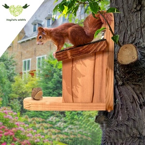 Robusta mangiatoia per uccelli scoiattolo con tetto in legno piatto resistente alle intemperie modello animale per piccole gabbie per animali porta alberghi - Product Image 3