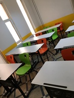 Ensemble de bureau et chaise d'école confortable et abordable pour salle de classe