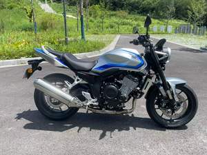 Moto Sportiva Urbana Elegante da 500cc, Bicilindrica Raffreddata ad Acqua, Alimentata a Benzina, Blu Argento, per Pendolari - Product Image 1