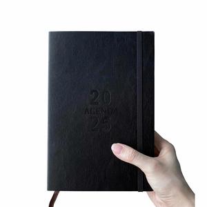Agenda hebdomadaire et mensuel en cuir rigide 2025 avec design imprimé et bande élastique - Product Image 1