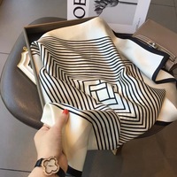 Foulard carré de luxe pour femme, personnalisé avec logo imprimé numériquement, doux pour la peau, en soie 100%
