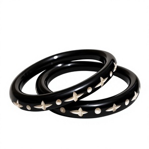 Bracelet en résine acrylique au design géométrique tendance, incrustation de coquillages noirs et blancs, bijou unisexe unique et élégant pour femme, idéal pour les soirées - Product Image 4