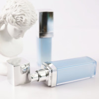 Bouteille carrée en acrylique Bouteilles cosmétiques de sérum de 30 ml personnalisées Bouteille de lotion vide en acrylique de luxe avec tête de pompe
