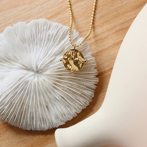 Pendentif pièce de monnaie au design abstrait unique, plaqué or 18 carats, bijoux en acier inoxydable, collier pour femme - Product Image 3