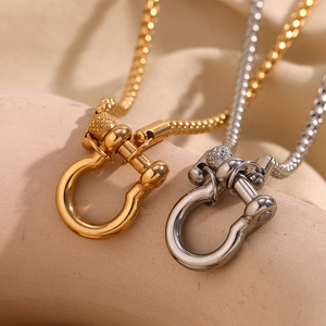 สร้อยคอหัวเข็มขัดรูปเกือกม้า |   สร้อยคอเหล็กกล้าไร้สนิมชุบทอง 18K PVD แบบกล่องสี่เหลี่ยมพร้อมจี้รูปหัวม้าทรงกลมสำหรับผู้ชายและผู้หญิง - Product Image 2