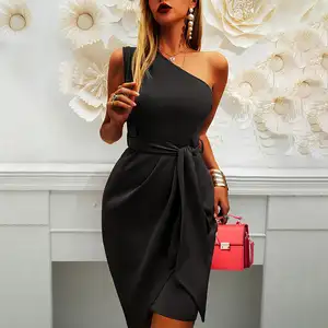 कारखाने की हॉट बिक्री सुंदर स्लिम महिला संगठनों ने एक कंधे की स्लीवलेस अनियमित औपचारिक मिडी पोशाक पहनी है।
