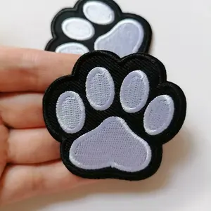 Nouveau mignon 6CM brodé noir blanc chien Animal patte imprimé broderie fer sur Patch appliqué pour coudre sur les vêtements