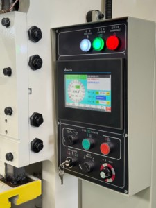 DADI APA 25-315T Servo-Controlled Precision Press Line ISO Vérifié pour la production de panneaux automobiles et de composants de moteur - Product Image 5