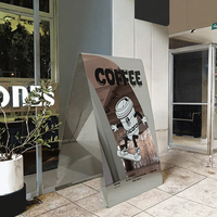 Panneau publicitaire extérieur personnalisé en acier inoxydable miroir, double face, sur pied, étanche et résistant au vent