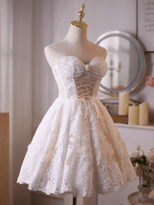 Vestido de Coquetel Mini Vintage Branco com Renda e Corpete de Pérolas para Chá de Panela e Festa de Casamento - Product Image 6