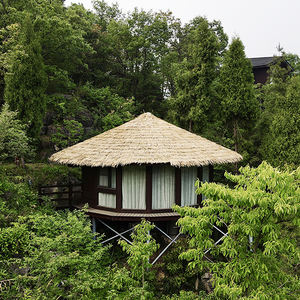 Chalet préfabriqué en bois, maison de villégiature, terrasse extérieure, cabane en rondins, lodge de <span class=keywords><strong>plage</strong></span> et de forêt avec hôtel en <span class=keywords><strong>chalets</strong></span> modulaires, hébergements - Product Image 1