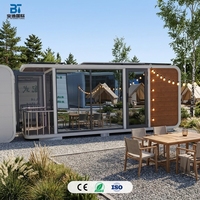 Capsule spatiale Apple Cabin, maison en verre incurvé avec revêtement en bois, pod de glamping, maisonnette modulaire préfabriquée de luxe pour resort et séjour, certifiée CE