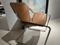 Fauteuil lounge de luxe en acier inoxydable et cuir véritable, design intemporel, style moderne du milieu du siècle, cadre métallique, choix n°1 pour les maisons de prestige