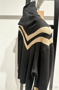 Pull en tricot à col roulé à rayures chevron noires et beiges pour femmes ODM/OEM pour l'hiver - Product Image 3