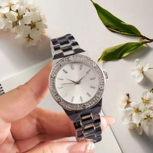 Reloj de Pulsera Moderno para Mujer 2026, con Correa de Dos Tonos, Bisel con Diamantes, Esfera Negra, Reloj de Moda, Venta al Por Mayor de Fábrica, Relojes de Calidad - Product Image 5