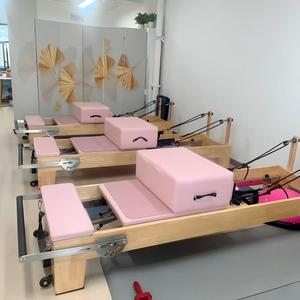 Equipo de Entrenamiento de Color Rosa Especial para Mujeres con Diseño de Logotipo Premium Personalizado, Reformer de <span class=keywords><strong>Pilates</strong></span> de Madera de Roble - Product Image 1