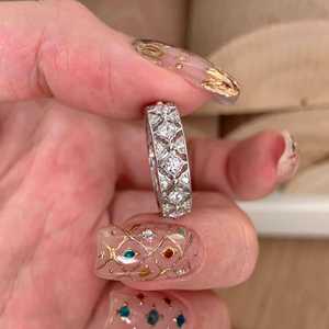 Bague en argent pur S925 avec motif en dentelle et diamants, style antique sculpté, design de grille de diamants, sensation haut de gamme, élégante et légère - Product Image 1