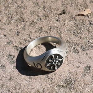 Anello con sigillo a forma di girasole vintage, in metallo argentato opaco antico, per uomo e donna - Product Image 4