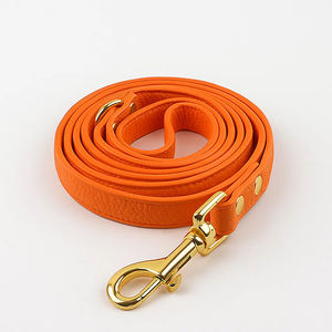 Premium oranje kunstleren hondenhalsband en tuigje set met metalen accessoires - Product Image 4