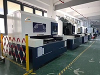 Machine de découpe laser picoseconde entièrement automatique avec moteur PLC, haute productivité 60W pour la découpe de verre de smartphone et de verre de quartz