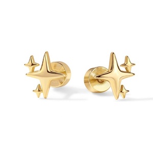 Pendientes de tuerca de latón con estrella simétrica chapados en oro de 18 quilates al por mayor para mujer, moda, boda, fiesta, uso casual, brillantes y relucientes. - Product Image 1
