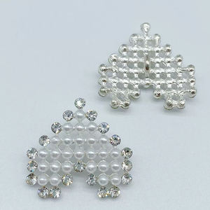 Vente en gros <span class=keywords><strong>de</strong></span> haute qualité Coeur décoratif bouton <span class=keywords><strong>de</strong></span> couture métal or alliage <span class=keywords><strong>de</strong></span> zinc perle strass tige boutons pour vêtements - Product Image 1