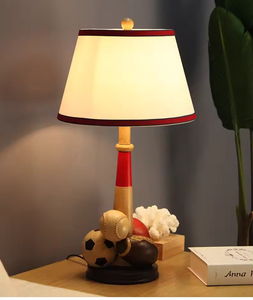 Lámpara de Mesa con Temática Deportiva, Decoración con Balones de Fútbol, Baloncesto, Rugby y Tenis, Lámpara de Noche para Sala de Estar, Estilo Hollywood - Product Image 1