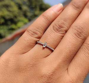 Bague en or blanc avec diamant de laboratoire taille émeraude 0,12 CT clarté VVS sans nickel sans plomb bijoux pour femmes Avira Jewels - Product Image 1