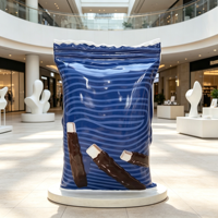 Sculpture de mascotte géante en fibre de verre en forme de sac de chips, statue de joueur de football pour promotion de marque et événementiel