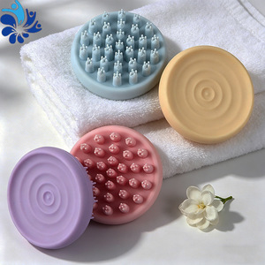 Cepillo de silicona para masaje del cuero cabelludo con dientes cónicos para uso en el hogar y en salones de belleza - Product Image 1