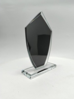 Trophée en verre en forme de bouclier noble pour la reconnaissance des services hôteliers, avec logo et texte gravés sur mesure, cadeau personnalisé