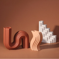 Vase en céramique de style nordique, ornement géométrique moderne en forme de S, décoration abstraite pour hôtel, chambre modèle, table de maison