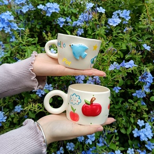 Lelyi Original Handgezeichnete Katzen-Apfel-Applikation Keramikbecher Unterglasur Niedliche Kaffeetasse Geschenkbecher - Product Image 1