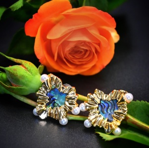 Pendientes de Moda en Forma de Corazón, Latón con Baño de Oro Real, Incrustados con Concha de Abulón Natural y Perlas - Product Image 2