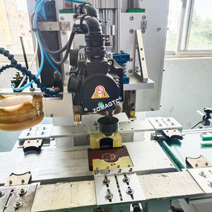 Machine automatique de pliage et de sertissage de tubes en carton pour boîtes rondes, pour le pliage des bords et le scellage des boîtes composites en carton/plastique - Product Image 3