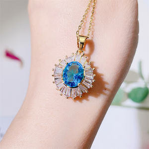 Collana con Ciondolo in Ottone Colorato all'Ingrosso, Alta Qualità, Zirconi Placcati Oro, Collana a Forma di Cuore e Quadrifoglio per Donne - Product Image 1