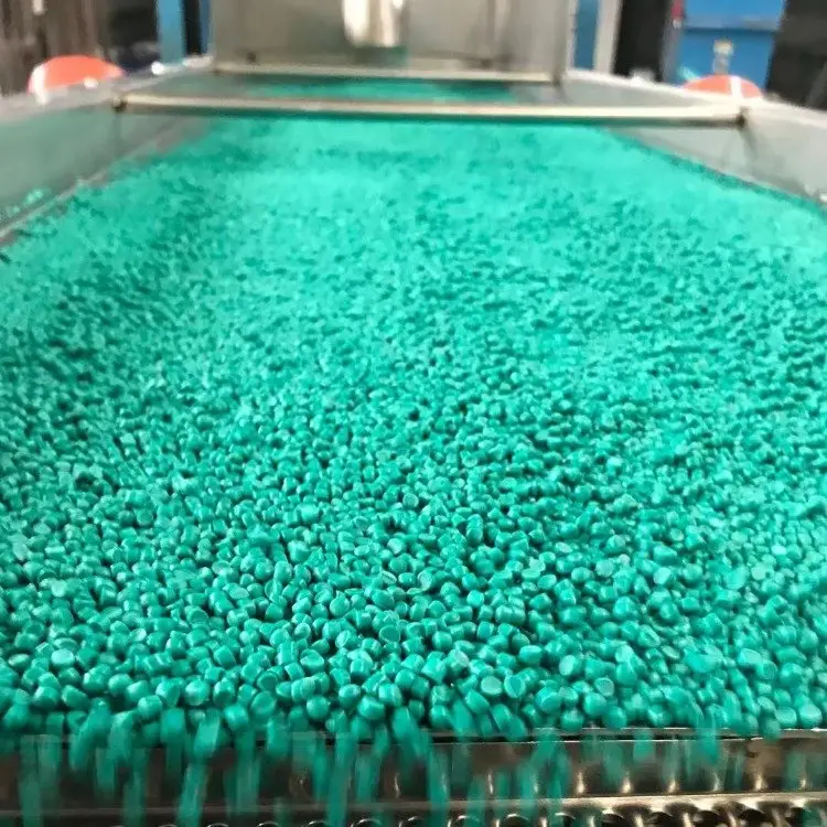 Materia prima di plastica dei granelli del pvc di colore di alta qualità per la resina del pvc dello stampaggio ad iniezione