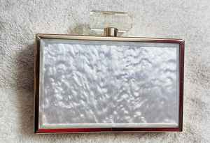 Pochette de soirée en résine haut de gamme pour femmes avec une taille compacte, un matériau durable et une finition élégante - Product Image 6