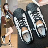 Chaussures plates décontractées blanches souples pour femmes avec logo personnalisé en gros, en cuir PU, doublure en maille, semelle épaisse, baskets de printemps