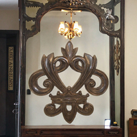 Plaque murale en polyrésine durable peinte à la main, motif fleur de lys, concept européen, design classique, décoration intérieure, vente en gros