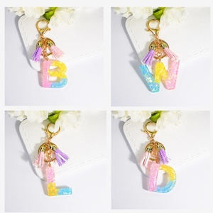 พวงกุญแจกระเป๋าและรถยนต์ ขายส่ง แฟชั่นน่ารัก พวงกุญแจโลหะตุ๊กตาขนฟู พวงกุญแจอะคริลิคพลาสติกแบบกำหนดตัวอักษรได้ - Product Image 6