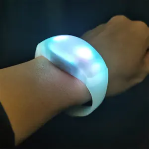 Parti gadget'lar özel aydınlatma Lumineux Glow flaş yanıp sönen bilezik LED uzaktan kumanda bilezik ses aktif LED bilezik
