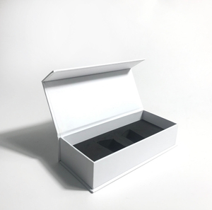 Estuche Rígido de Cartón con Cierre Magnético, Diseño de Lujo, Acabado Brillante, Personalizado de Fábrica, para Perfume, Color Dorado - Product Image 1