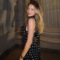 Vente en gros usine – Nouvelle collection d'été : Robe élégante vintage sans col pour femme, à fines bretelles, motif pois, avec écharpe à volants au cou et taille haute en mousseline de soie