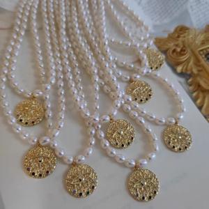 Collar de Moda para Mujer con Perlas Naturales, Cadena para Clavícula, Colgante de Moneda Dorada con Ojo de Diablo, Accesorio de Moda - Product Image 1