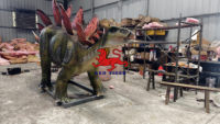 Dinosaure stégosaure animatronique mécanique grandeur nature en usine