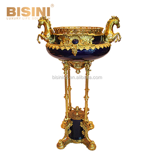 Vase en porcelaine peint à la main de couleur bleu œuf de robin, encadré de bronze plaqué or de conception européenne vintage - Product Image 2