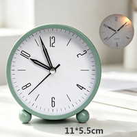 Réveil en métal à quartz avec mécanisme silencieux et veilleuse intégrée, design rond en métal élégant pour bureau et chambre